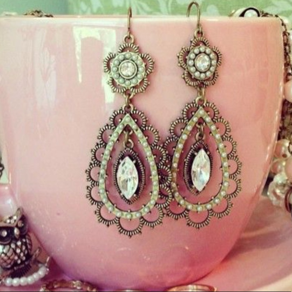 Chic dangle earrings